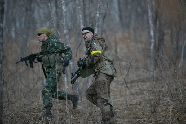 Kasım, 2014 - Rusya - Ormanda aktif askeri tatbikatlar. Sonbahar ormanında çatışma ordusu. Rusya'da eğitim airsoft takımları.