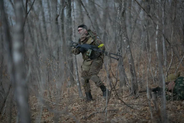 Kasım, 2014 - Rusya - Ormanda aktif askeri tatbikatlar. Sonbahar ormanında çatışma ordusu. Rusya'da eğitim airsoft takımları.
