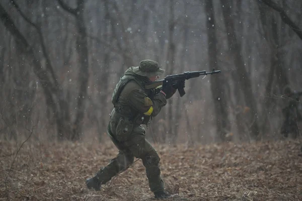 2014 러시아 숲에서 숲에서 총격전 러시아에서 에어소프트 — 스톡 사진