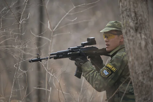 Kasım, 2014 - Rusya - Ormanda aktif askeri tatbikatlar. Sonbahar ormanında çatışma ordusu. Rusya'da eğitim airsoft takımları.
