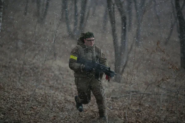 Kasım, 2014 - Rusya - Ormanda aktif askeri tatbikatlar. Sonbahar ormanında çatışma ordusu. Rusya'da eğitim airsoft takımları.