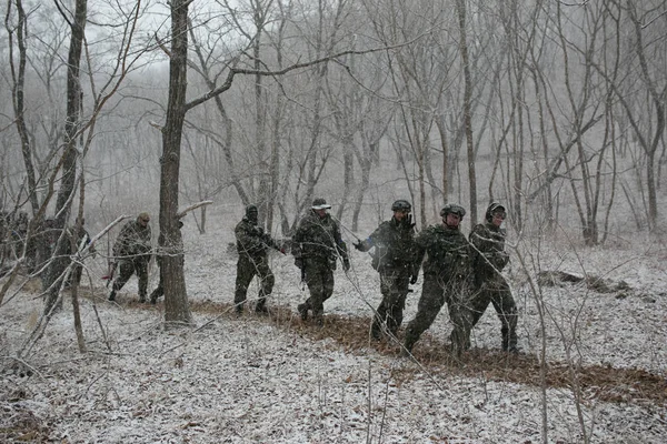 Noyatr 2014 Rusia Los Militares Van Nieve Largo Camino Forestal — Foto de Stock