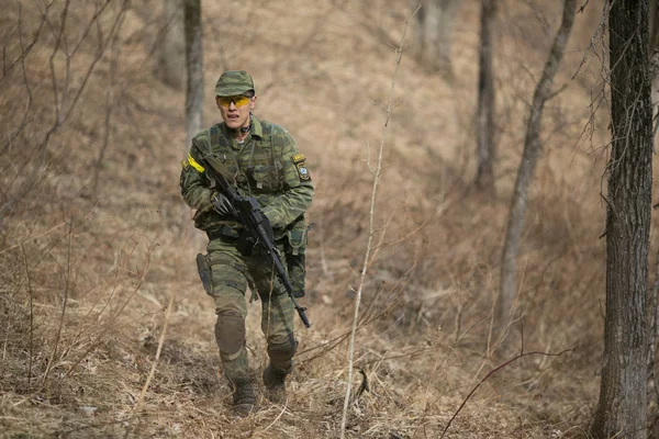 Kasım, 2014 - Rusya - Ormanda aktif askeri tatbikatlar. Sonbahar ormanında çatışma ordusu. Rusya'da eğitim airsoft takımları.