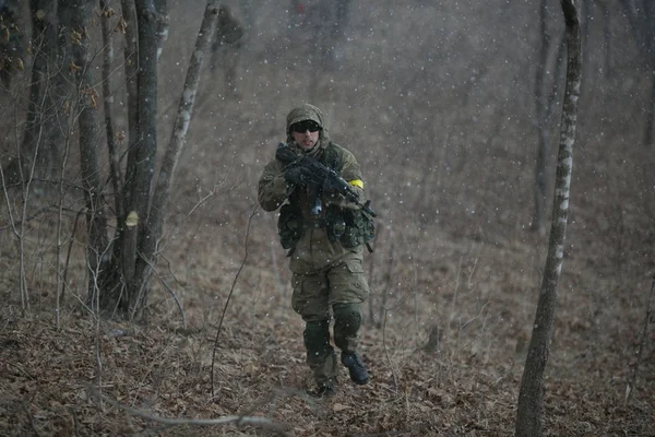 Kasım, 2014 - Rusya - Ormanda aktif askeri tatbikatlar. Sonbahar ormanında çatışma ordusu. Rusya'da eğitim airsoft takımları.