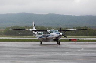 Ağustos, 2014 - Vladivostok, Rusya - Taksicilik sırasında pistte bir Rus havayolu nun yolcu uçağı