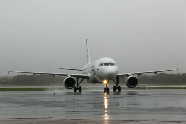 August 2014 Wladiwostok Russland Passagierflugzeug Der Russischen Fluggesellschaft Ural Airlines — Stockfoto