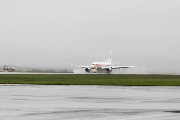 2014年8月 俄罗斯符拉迪沃斯托克 客机北高丽航空在跑道上转向 — 图库照片