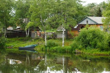 Gerçek bir Rus köyünde eski ahşap ev. Gerçek Rusya