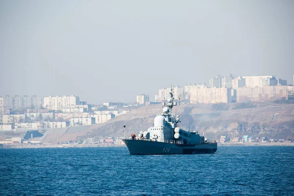 Otoño 2014 Vladivostok Rusia Barco Militar Ruso Encuentra Una Carretera — Foto de Stock