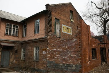 Ocak, 2014 - Vladivostok, Rusya - Şehirdeki yeni elit gökdelenlerin arka planında eski binalar.