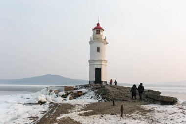 Ocak, 2014 - Vladivostok, Rusya - Tokarevsky deniz feneri Uzak Doğu denizlerinin en eski deniz fenerlerinden biridir ve Vladivostok'taki Büyük Peter Körfezi'dir. Dahili 1876.
