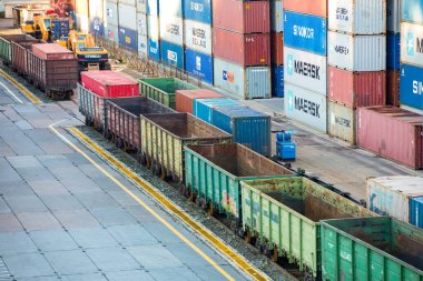 Yaz, 2014 - Vladivostok, Rusya - Vladivostok konteyner terminali sınırları. Limanda büyük konteynerli depolar.