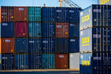 Yaz, 2014 - Vladivostok, Rusya - Vladivostok konteyner terminali sınırları. Limanda büyük konteynerli depolar.