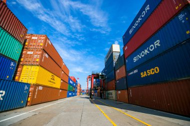 Yaz, 2014 - Vladivostok, Rusya - Vladivostok konteyner terminali sınırları. Limanda büyük konteynerli depolar.