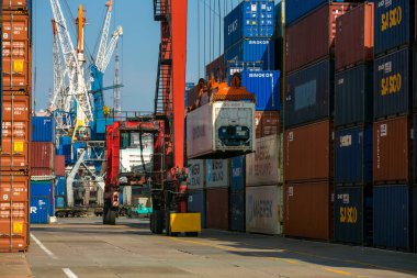 Yaz, 2014 - Vladivostok, Rusya - Vladivostok konteyner terminali sınırları. Limanda büyük konteynerli depolar.