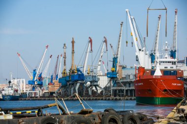 Yaz, 2014 - Vladivostok, Rusya - Vladivostok konteyner terminali sınırları. Vinç limanda yükleme ve boşaltma işlemlerini gerçekleştirir.