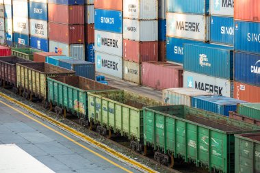 Yaz, 2014 - Vladivostok, Rusya - Vladivostok konteyner terminali sınırları. Limanda büyük konteynerli depolar.