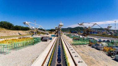 Kömür yığınları ve bir geri talep ile kömür terminali topraklarının havadan görünümü. Kömür terminali altında şantiye.