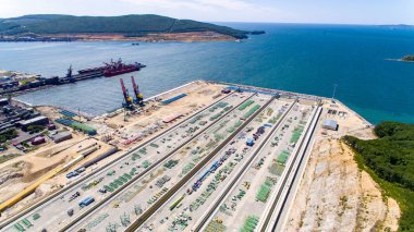 Kömür yığınları ve bir geri talep ile kömür terminali topraklarının havadan görünümü. Kömür terminali altında şantiye.