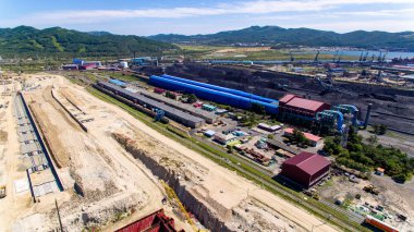 Kömür yığınları ve bir geri talep ile kömür terminali topraklarının havadan görünümü. Kömür terminali altında şantiye.