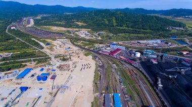 Kömür yığınları ve bir geri talep ile kömür terminali topraklarının havadan görünümü. Kömür terminali altında şantiye.