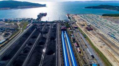 Havadan görünüm. Kömür yığınları ve bir geri talep ile kömür terminali topraklarının. Kömür limanının toprakları.