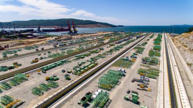 Kömür yığınları ve bir geri talep ile kömür terminali topraklarının havadan görünümü. Kömür terminali altında şantiye.