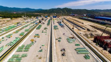 Kömür yığınları ve bir geri talep ile kömür terminali topraklarının havadan görünümü. Kömür terminali altında şantiye.