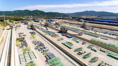 Kömür yığınları ve bir geri talep ile kömür terminali topraklarının havadan görünümü. Kömür terminali altında şantiye.