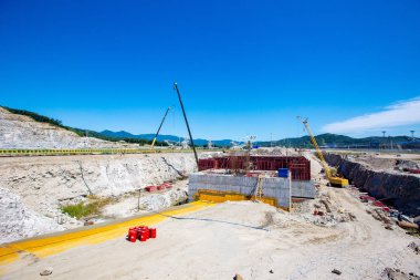 Deniz kömür terminalinin arazisi. Bir kömür terminalinin şantiyesi. Deniz kıyısında yapı malzemeleri ile depo.