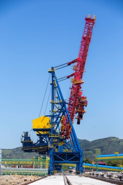 Deniz kömür terminali topraklarında inşaat vinçleri.