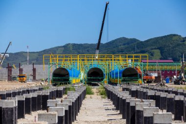 Deniz kömür terminalinin arazisi. Bir kömür terminalinin şantiyesi. Deniz kıyısında yapı malzemeleri ile depo.