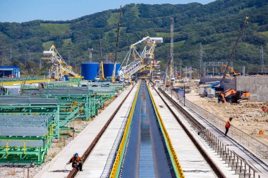 Deniz kömür terminalinin arazisi. Bir kömür terminalinin şantiyesi. Deniz kıyısında yapı malzemeleri ile depo.