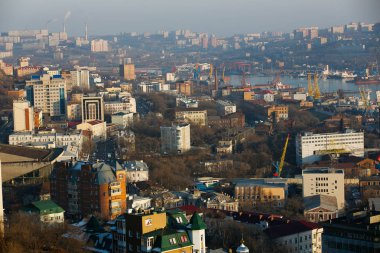 Görüntüleme platformunun yükseklikten Vladivostok şehrinin orta kesiminde