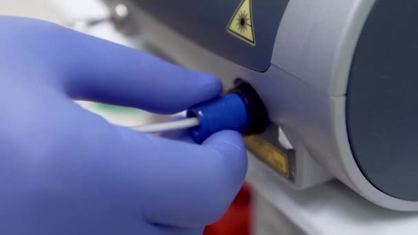 Lekarz Niebieskich Gumowych Rękawiczkach Przykręcił Laser Medyczny Gniazda Zbadać Żyły — Wideo stockowe