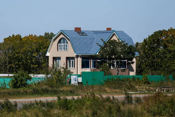 Piękny Wiejski Dom Wysokim Płotem Elegancki Domek Miejscowości Wypoczynkowej — Zdjęcie stockowe