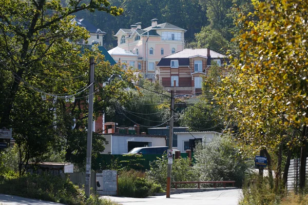 Schönes Landhaus Hinter Einem Hohen Zaun Schickes Ferienhaus Einem Feriendorf — Stockfoto