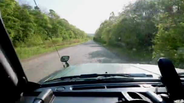 Vista Desde Ventana Delantera Del Coche Gran Jeep Verde Pasea — Vídeos de Stock