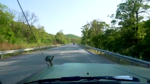 Arabanın Camından Görüntüyü Büyük Yeşil Bir Cip Güzel Manzaralı Asfalt — Stok video