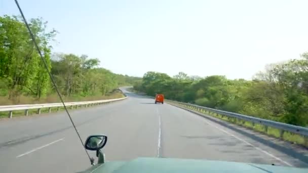 Utsikt Från Bilens Framruta Stor Grön Jeep Rider Längs Asfalterad — Stockvideo