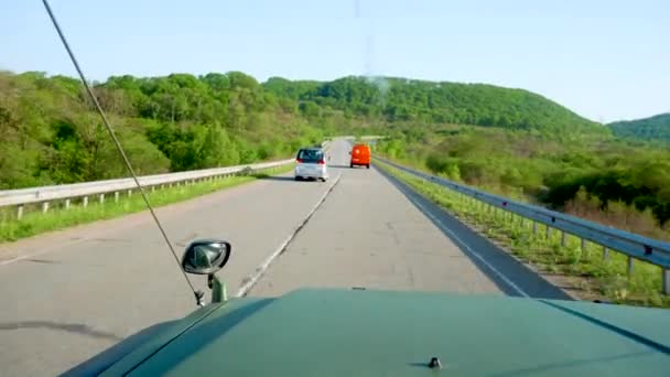Prachtig Uitzicht Vanaf Voorruit Van Een Auto Een Touringcar Rijdt — Stockvideo
