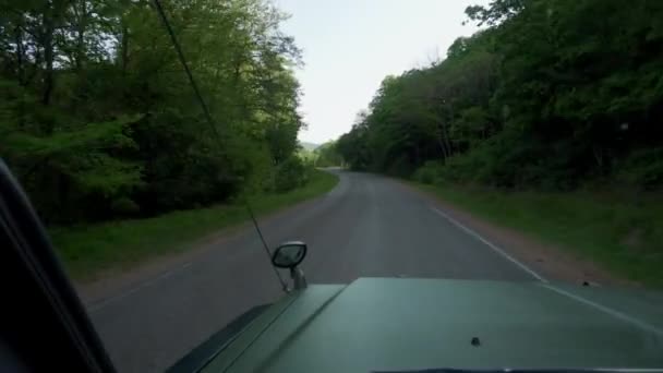 Arabanın Camından Görüntüyü Büyük Yeşil Bir Cip Güzel Manzaralı Asfalt — Stok video