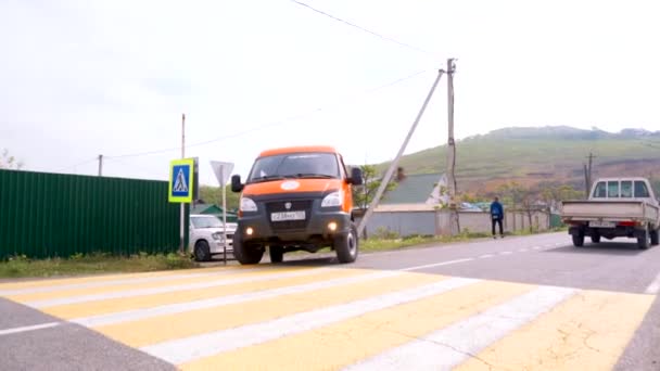 Sefer Arabası Turuncu Bir Minibüs Gaz Sable Toprak Bir Yolda — Stok video