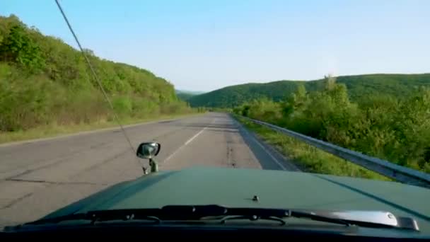 Utsikt Från Bilens Framruta Stor Grön Jeep Rider Längs Asfalterad — Stockvideo