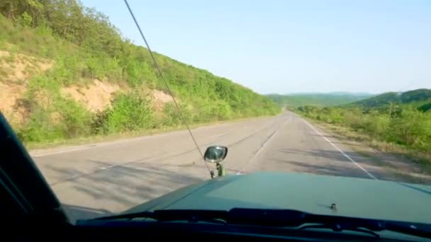 Widok Przedniego Okna Samochodu Duży Zielony Jeep Jedzie Asfaltową Drogą — Wideo stockowe