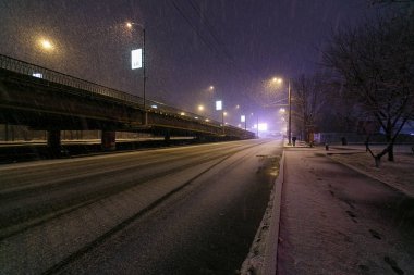 2014 Kışı - Vladivostok, Primorsky Krai - Vladivostok dağındaki karayolları. Yol trafiği.