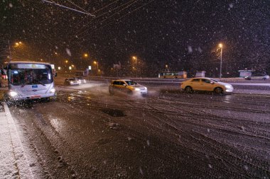 2014 Kışı - Vladivostok, Primorsky Krai - Vladivostok dağındaki karayolları. Yol trafiği.