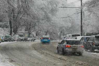 2014 Kışı - Vladivostok, Primorsky Krai - Vladivostok dağındaki karayolları. Yol trafiği.