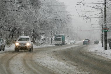 2014 Kışı - Vladivostok, Primorsky Krai - Vladivostok dağındaki karayolları. Yol trafiği.