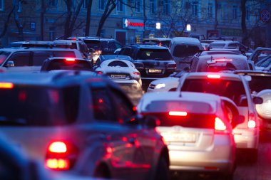 2014 Kış - Vladivostok, Rusya - Akşamları kar yağışı nedeniyle trafik sıkışıklığı.